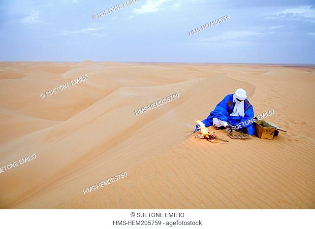 Mauritania, Adrar mountains, Sahara desert, Ouarane erg near Chinguetti, oasis, fixing tea