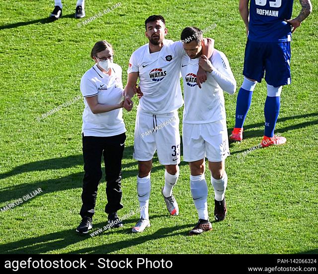 Ognjen Gnjatic (Aue) injured in the hand. Soeren Gonther (Aue, r) helps him GES / Football / 2. Bundesliga: Karlsruher SC - Erzgebirge Aue, April 26th