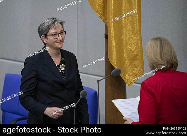 Klara GEYWITZ (SPD), Federal Minister for Building and Housing, Federal Building Minister, 5th plenary session of the German Bundestag with the election and...