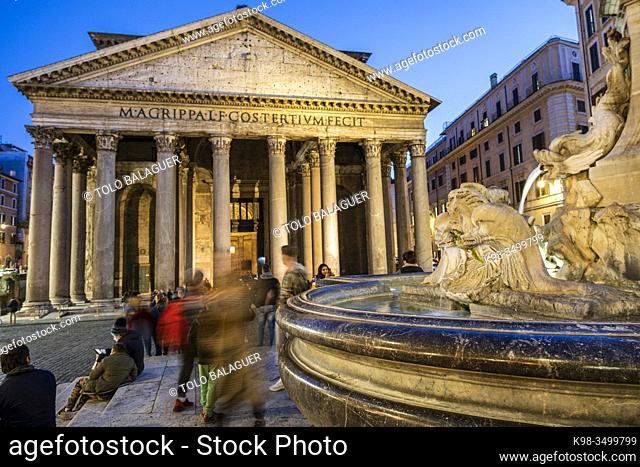 Dolphin fountain and Pantheon of Agrippa, 126 b. C. Roma, Lazio, Italia