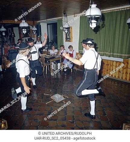 Oberbayern, 1980er. Bayrische Burschen beim Schuhplattler Tanz in einer Wirtschaft. Upper Bavaria, 1980s. Bavarian boys dancing the traditional Schuhplattler...