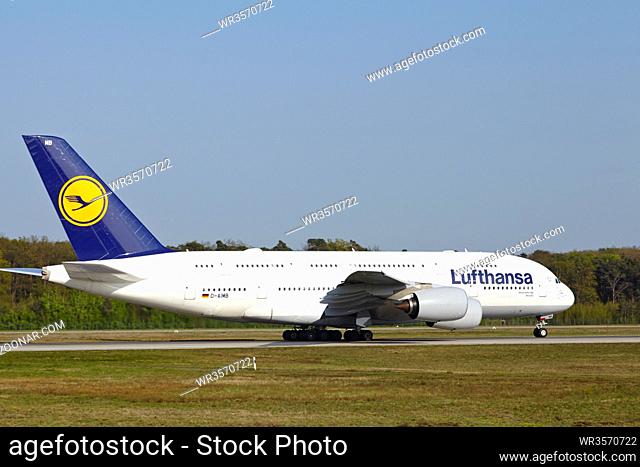 Start eines Airbus A380-841 der Gesellschaft Lufthansa vom Flughafen Frankfurt am Main (Deutschland, FRA) am 24. April 2015