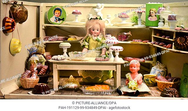 06 November 2019, Saxony, Delitzsch: From 15.11.2019 to 23.02.2020, dolls and toys will be on display in the Christmas exhibition ""4 Walls for Little Hands""...