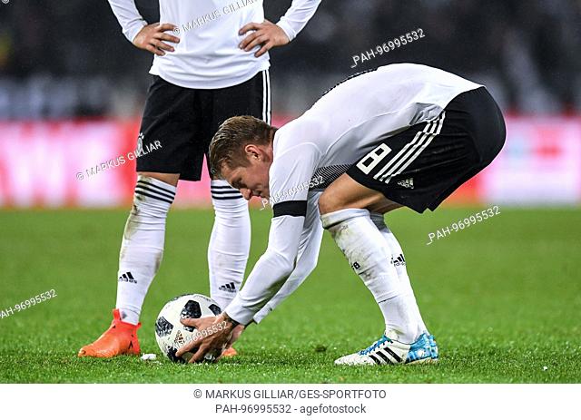 Toni Kroos (Germany) legt den Ball fur einen Freistoss parat GES/ Fussball/ Freundschaftsspiel: Germany - Frankreich, 14.11