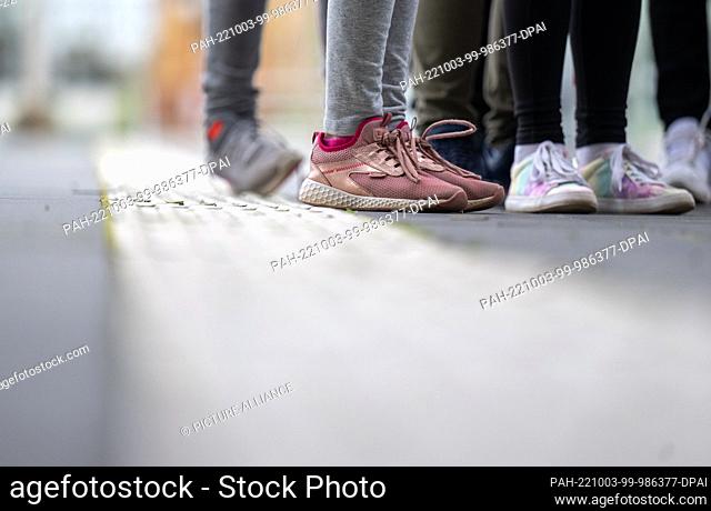 PRODUCTION - 27 September 2022, Saxony-Anhalt, Halle (Saale): Pupils from a sixth grade class at the Prof. Otto Schmeil secondary school in Gröbers stand on a...