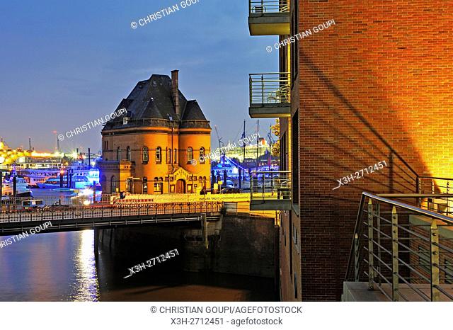 police station (Hafenpolizeiwache) at the entrance of the Kehrwiederfleet canal in the Speicherstadt (City of Warehouses), HafenCity quarter, Hamburg, Germany
