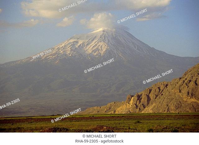 Agri Dagi, Mount Ararat, volcano is the highest mountain in Turkey at 5165m, Anatolia, Turkey, Asia Minor, Asia
