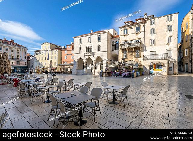 People's Square (Narodni trg) with restaurants in the old town, center of the picture the former town hall, Split, Split-Dalmatia County, Dalmatia, Croatia