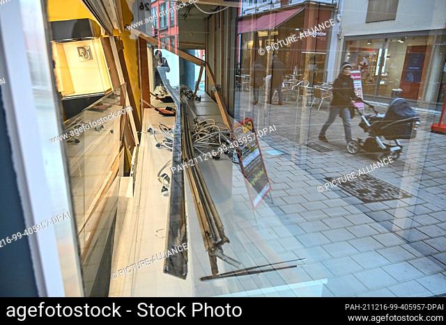 16 December 2021, Baden-Wuerttemberg, Friedrichshafen: Wooden boards have been used to secure a jewellery shop after it was broken into last night