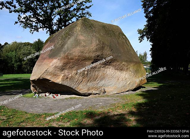 PRODUCTION - 25 September 2023, Mecklenburg-Western Pomerania, Altentreptow: The ""Big Stone"", a huge boulder, where often stayed the 13-year-old girl who died...