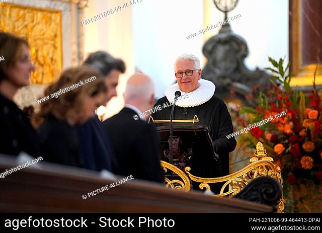 06 October 2023, Hamburg: Chief pastor Alexander Röder welcomes guests to the funeral service for former Hamburg mayor Hans-Ulrich Klose at the Hauptkirche St