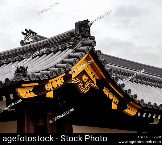 A close-up picture of the architecture details of one of the gates of the Nishi Hongan-ji Temple
