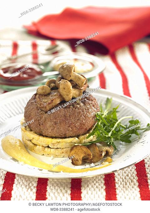 hamburguesa de buey especiada con foie y cebolla carmelizada. / Spiced beef burger with foie and carmelized onion