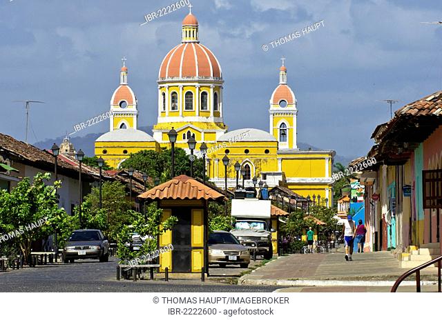 Calle la Calzada street, main street, the Cathedral of Granada at the back, Granada, Nicaragua, Central America