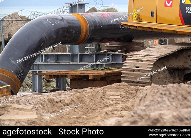 PRODUCTION - 18 December 2023, Mecklenburg-Western Pomerania, Sassnitz-Mukran: Large pipes lie on the Deutsche Regas construction site for the Rügen LND...