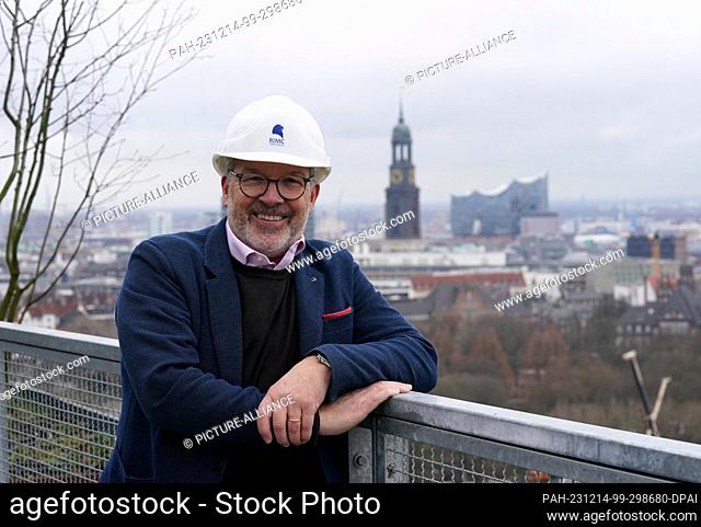 14 December 2023, Hamburg: Marek N. Riegger, Managing Director of RIMC Hotels & Resorts, stands on the roof garden of the greened St
