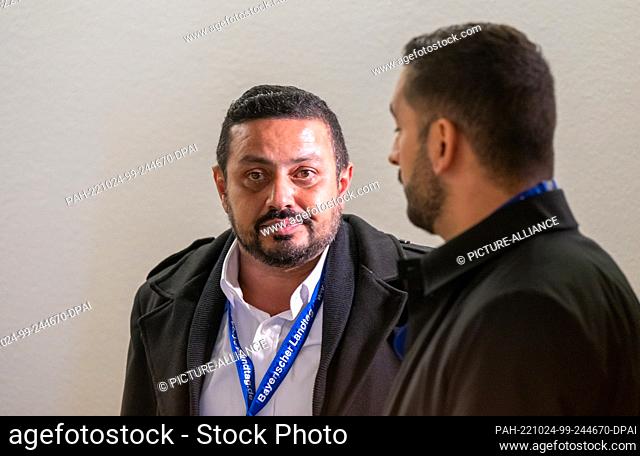 24 October 2022, Bavaria, Munich: The survivor of the Nuremberg flashlight attack, Mehmet O. (l) arrives with his lawyer Engin Sanli (r) at the Bavarian State...