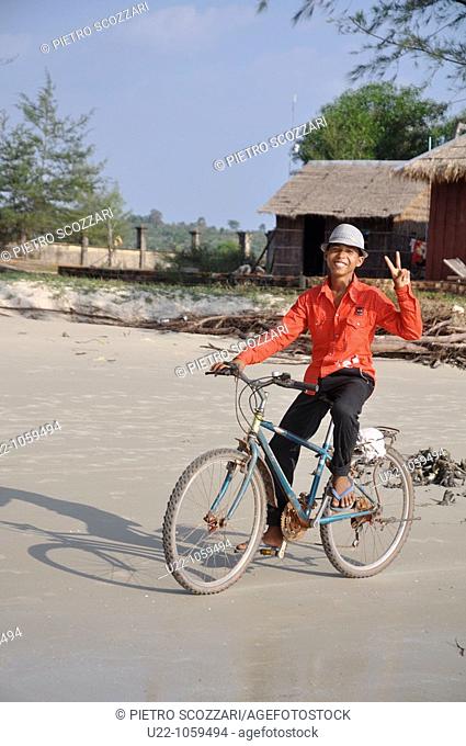 Sihanoukville (Cambodia): local boy on a bicycle at Otras Beach