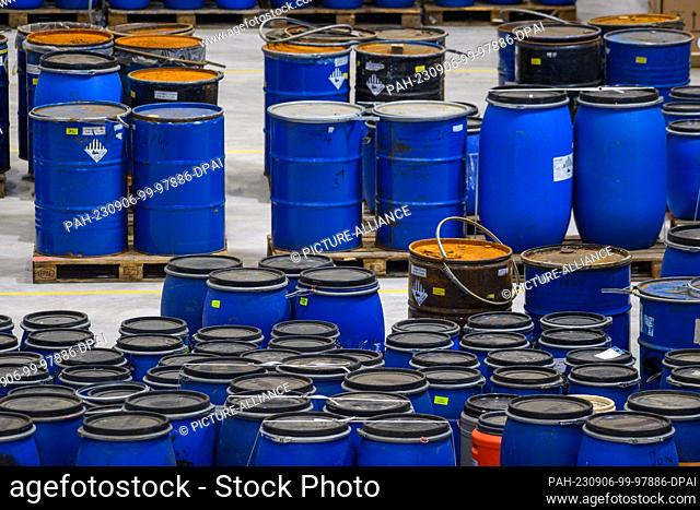 06 September 2023, Saxony-Anhalt, Sülzetal: Barrels with used batteries are stored in a hall of the company ""Li-Cycle""