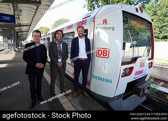 15 September 2022, Hamburg: Anjes Tjarks (r-l, Bündnis 90/Die Grünen), Senator for Transport and Mobility Change, Dean Balatinac, Head of Rail Sales