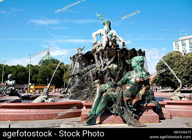 Neptunbrunnen auf dem Alexanderplatz, Berlin, Deutschland