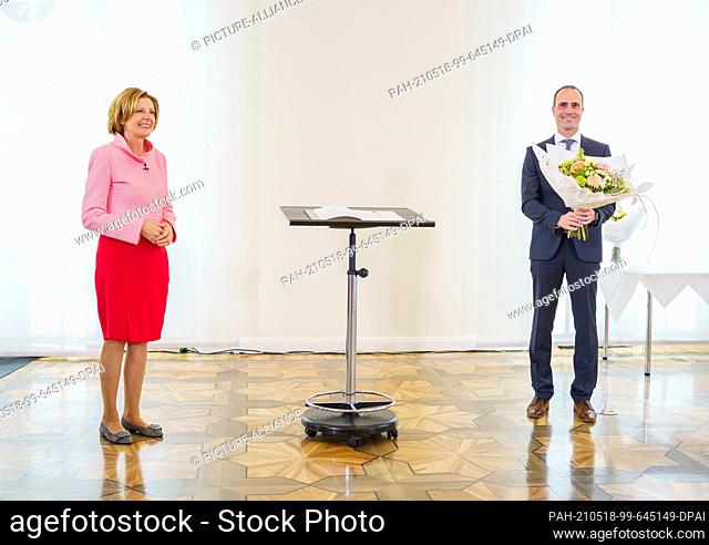 18 May 2021, Rhineland-Palatinate, Mainz: Malu Dreyer (SPD), re-elected Minister President of Rhineland-Palatinate, appoints Clemens Hoch (SPD) as Minister for...
