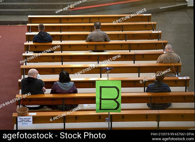19 May 2021, North Rhine-Westphalia, Castrop-Rauxel: Patients wait in pews. In the Catholic Church of St. Antonius in Castrop-Rauxel