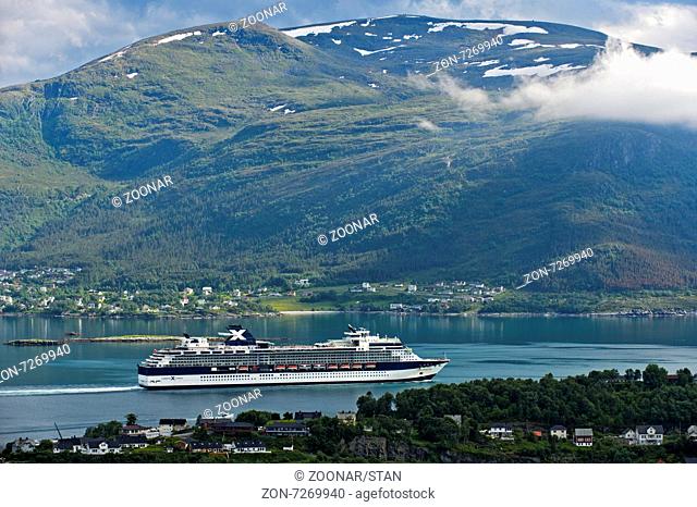 Kreuzfahrtschiff Celebrity Celebration in einem Meeresarm bei Alesund, Provinz Møre og Romsdal, Norwegen / Cruiseliner Celebrity Celebration in a bay near...