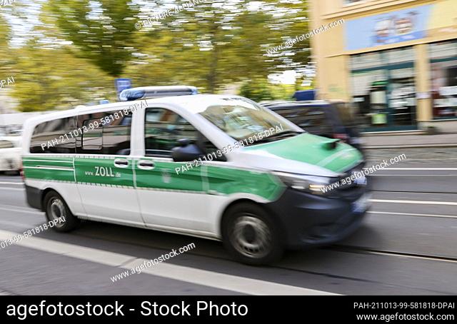 13 October 2021, Saxony, Leipzig: A vehicle from customs drives through Eisenbahnstraße while searches are taking place. The main customs office Dresden and the...