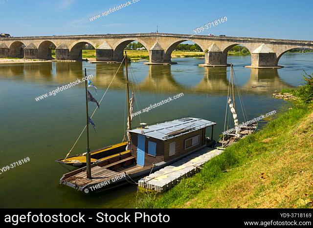 France, Loiret (45), Gien, traditional flat-bottomed boat called in french ""toue cabanée"", Loire river and back the old bridge alsol called Anne-de-Beaujeu...