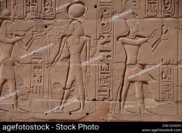 mauer aus stein mit vielen zeichen und figuren in aegypten