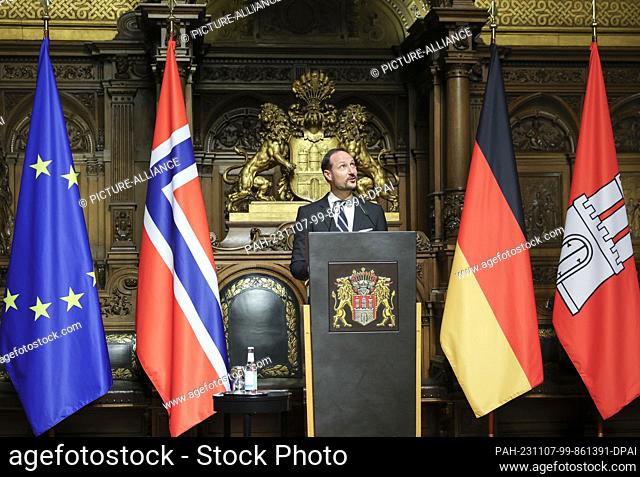 07 November 2023, Hamburg: The Norwegian Crown Prince Haakon speaks during his speech in the Great Festival Hall at City Hall