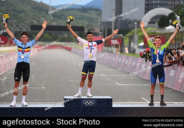 24 July 2021, Japan, Oyama: Cycling: Olympics, Tokyo - Oyama (234.00km), men, road race. Gold medallist Richard Carapaz Montenegro (M) from Ecuador and silver...