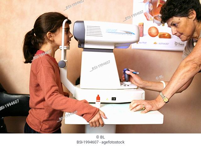 OPHTHALMOLOGY, CHILD Photo essay in doctor's office. Follow-up visit at the ophthalmologist. 8-year-old girl. Ophtalmologic examination with an automatic...