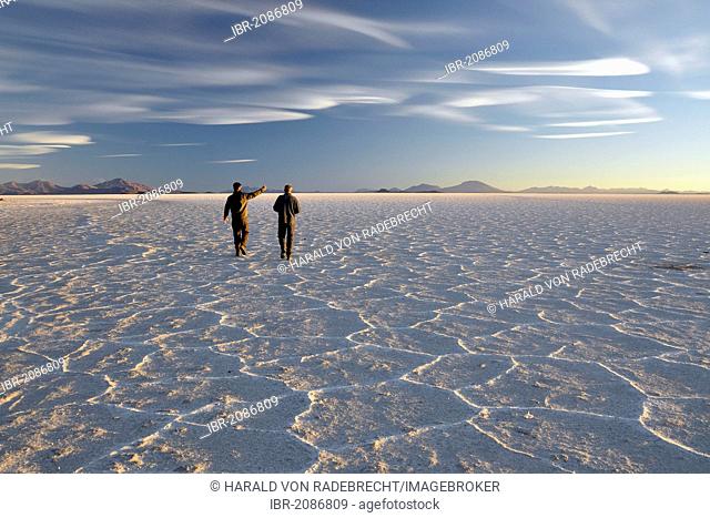 Tourists standing on the Salar de Uyuni salt flat, Uyuni, Potosi, Bolivia, South America