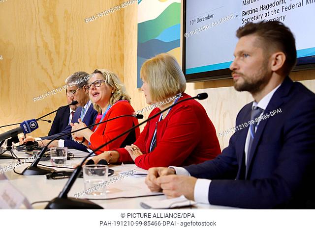 10 December 2019, Spain, Madrid: Svenja Schulze (3rd from right), Federal Environment Minister, speaks alongside Bettina Hagedorn, German negotiator