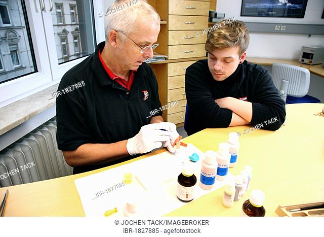 Dental laboratory, manufacture of dental prostheses by a master craftsman, teaching a trainee, individual gingival colouring