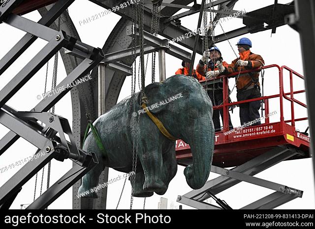 08 December 2022, North Rhine-Westphalia, Oberhausen: Workers attach the 1200 kg bronze sculpture by sculptor Jörg Mazur to a support frame of the Wuppertal...