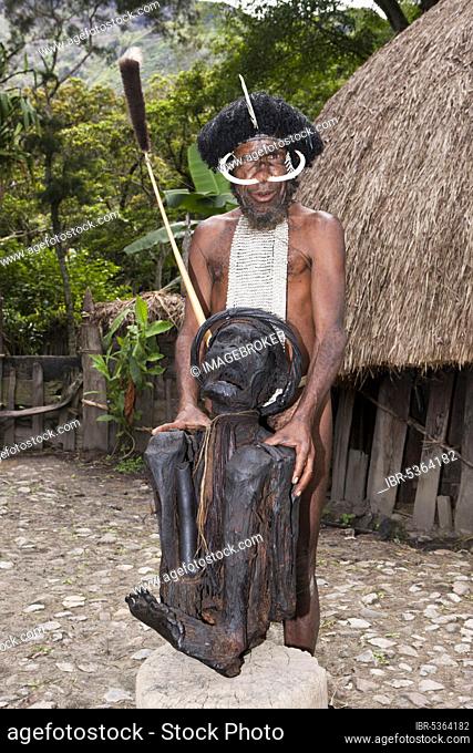 Dani chief with Kurulu mummy, Baliem Valley, West Papua, Mummy, Indonesia, Asia