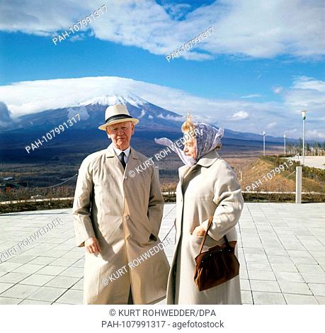 Federal President Heinrich Lubke and his wife Wilhelmine in front of the volcano Chubu, Japan's holy mountain. | usage worldwide. - /Japan