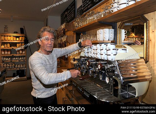 03 November 2021, Bavaria, Weilheim: Peter Maffay stands in the farm shop and cafe at Gut Dietlhofen (Tabalugahaus), Peter Maffay has talk show ""Begegnungen""...