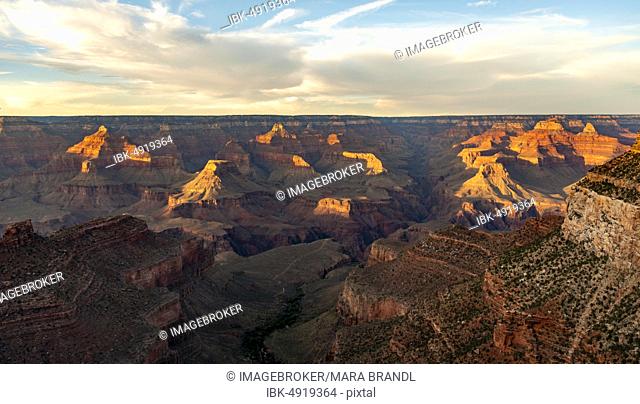 Canyon Landscape in the Evening Light, Grand Canyon, Start Bright Angel Trail, South Rim, Grand Canyon National Park, Arizona, USA, North America