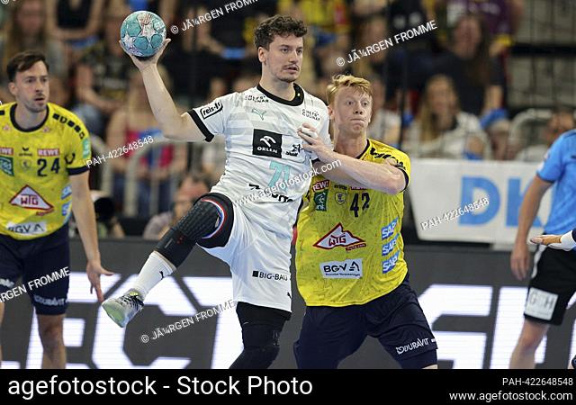 firo: 08/23/2023 1st Bundesliga Handball Supercup final men THW Kiel - Rhein Neckar Lowen. Elias Ellefsen a Skipagotu duels, versus Jon Andersen, right, Lowen