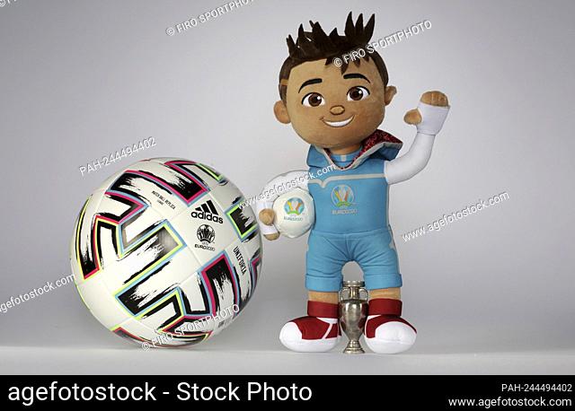firo: 12.03.2020 Football, 2020 UEFA EM, Euro 2020, European Championship Mascot Skillzy with the adidas match ball The official match ball of the pan-European...