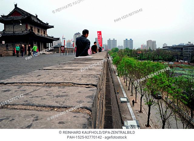 The strong wall dating back to the Ming Dynasty encircles the old town centre of Xian. Taken 16.04.2017. Photo: Reinhard Kaufhold/dpa-Zentralbild/ZB | usage...