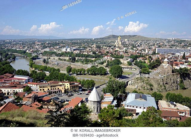 Panorama of the Kura or Mtkvari River, Presidential Palace, Sameba Cathedral or Trinity Cathedral, and in front, Metechi Church, historic town centre, Kala