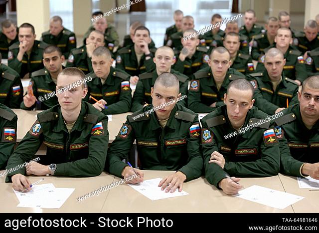 RUSSIA, ROSTOV-ON-DON - 19 de NOVIEMBRE, 2023: Los cadetes realizan una prueba anual de geografía rusa, Dictación Geográfica, en un complejo militar