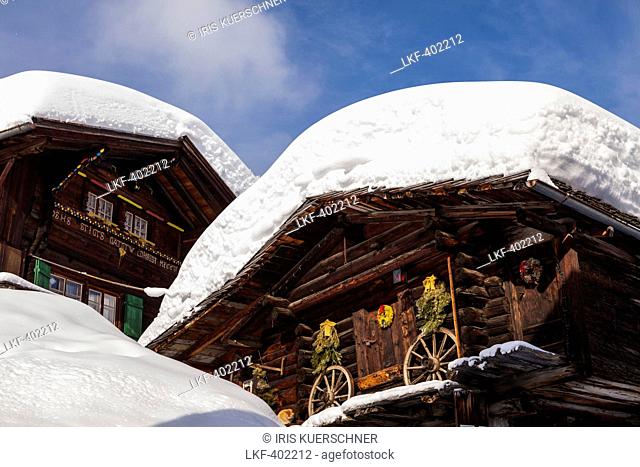 Deep Winter at Muerren, Chalets and houses covered with masses of snow, Muerren-Schilthorn skiing area, Lauterbrunnental, Jungfrauregion, Bernese Oberland