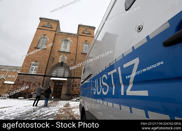 PRODUCTION - 28 November 2023, Hesse, Butzbach: A prisoner transporter is parked in the inner courtyard of the prison in Butzbach
