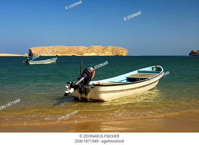Motorboote liegen am Quantab Strand in der malerischen Barr Al Jissah Bucht am Golf von Oman bei Maskat, Sultanat Oman / Motor-boats moored on the Quantab beach...